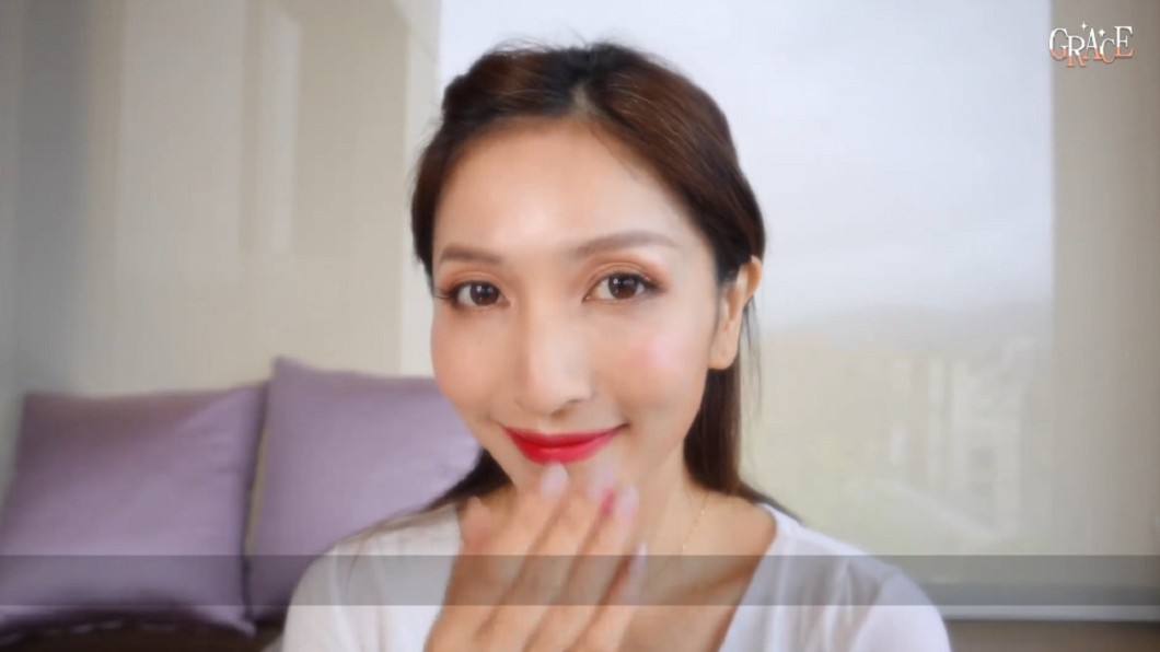 阿翔妻子Grace在網上分享教化妝影片。(圖/翻攝自Grace臉書)