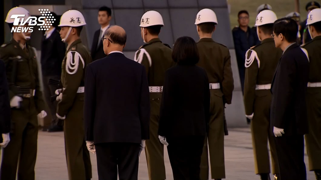 國防部憲兵在致敬儀式時,出現轉向失誤,引起話題。(圖/TVBS)