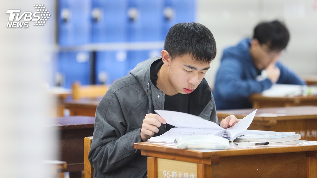 學測首日英文科 考生認難易適中生字偏多