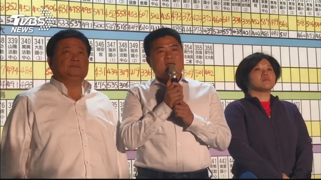 顏寬恒(圖中)和父親顏清標(圖左)。(圖/TVBS資料照)