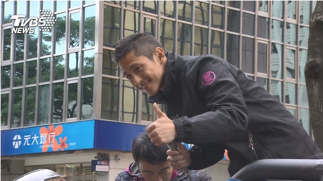 好暖!吳怡農跳車擁抱他 哭泣阿伯曝光暖心內幕