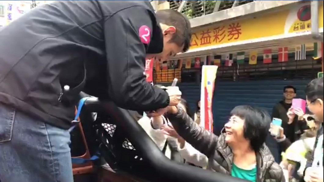 支持者還要吳怡農直接簽名在手上 (圖/翻攝自臉書壯闊台灣吳怡農)