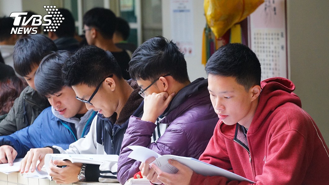 學測第二天登場! 穿連帽衣、帶暖暖包都要檢查