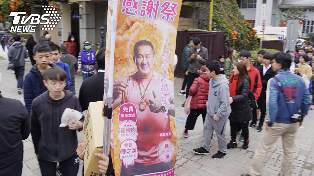 館長兌現承諾發2000份雞排　號碼牌20分鐘內搶光！