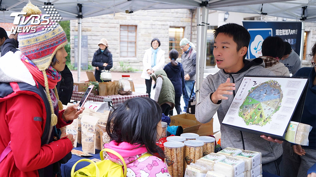 臺博館園區陳設的永續年貨市集，提供經產銷履歷認證的食材供民眾選購。(圖／國立臺灣博物館)
