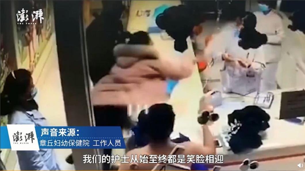 眼見孩子的爸失控,孩子的媽竟然還在一旁幫腔,拿點滴瓶朝護理師鼻樑砸過去,導致對方粉碎性骨折。(圖/翻攝自微博)