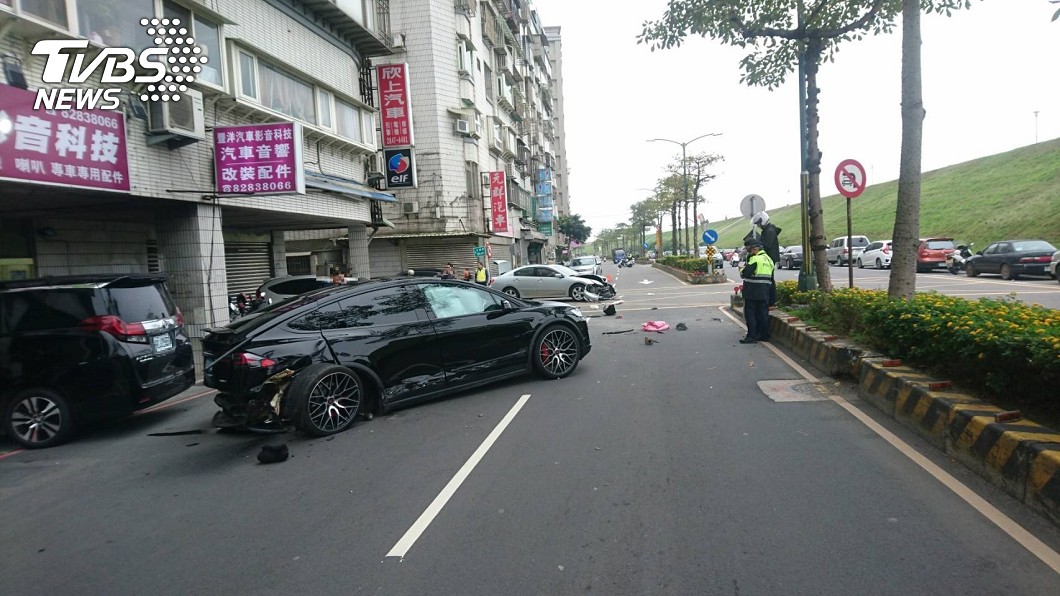 新北市蘆洲區發生重大車禍,2輛車不慎擦撞,事故波及1名12歲女童。(圖/TVBS)