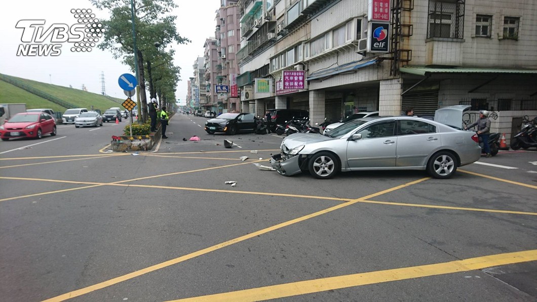 新北市蘆洲區發生重大車禍,2輛車不慎擦撞,事故波及1名12歲女童。(圖/TVBS)