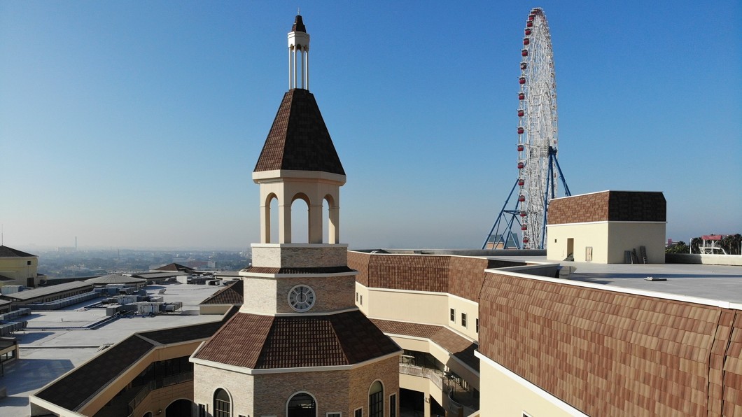 全台唯一鐘樓星巴克門市。(圖／麗寶outlet mall提供)