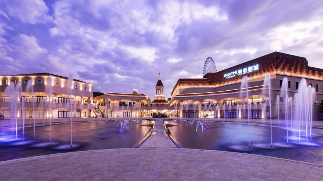 科莫湖水舞夜景。(圖／麗寶outlet mall提供)