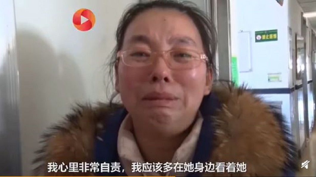 女童遭電擊重傷,母親相當自責淚崩。(圖/翻攝自封面新聞視頻)
