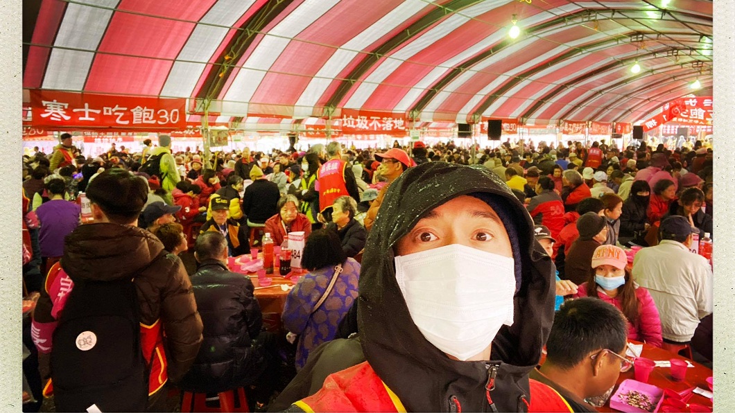 19日上午7點，吳慷仁現身在寒士吃飽的會場上擔任志工。(圖／翻攝自吳慷仁臉書)