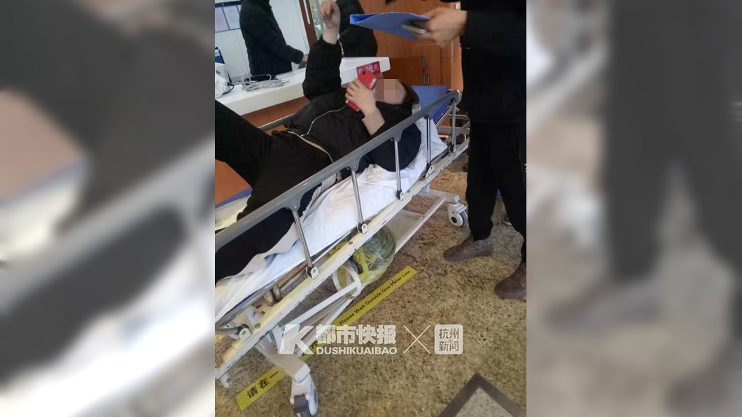 女子和男嬰事後被送醫急救,其中男嬰不幸夭折,女子則稱說不知自己懷孕了。(圖/翻攝自陸網)