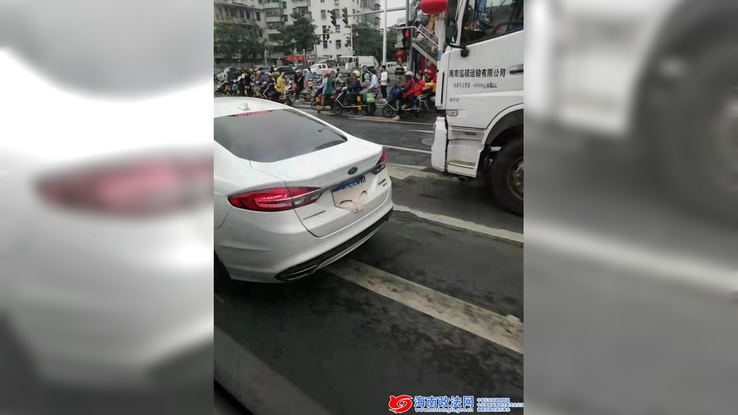交警追問女駕駛,她才尷尬地坦承自己先前違停怕被監視器拍到開單,才會用內褲遮住車牌。(圖/翻攝自海南法政網)