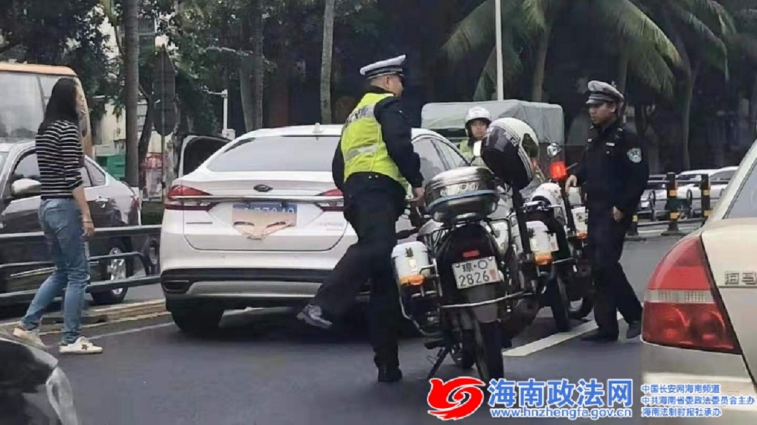 違停怕被取締躲罰單　奇葩女用「粉色內褲」遮車牌
