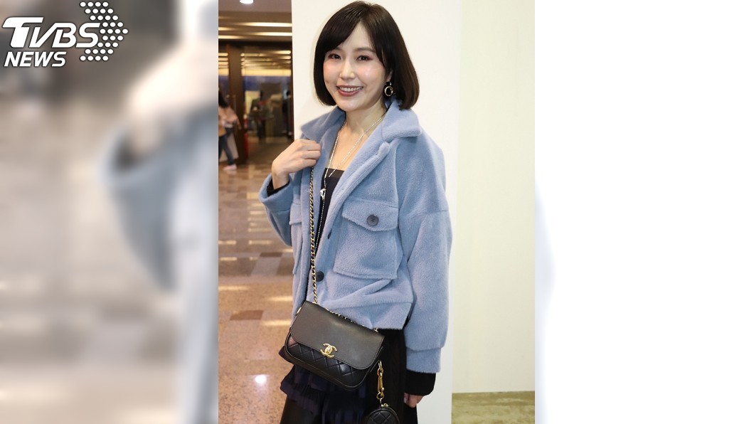 余筱萍秀出新歡送的名牌包。(圖/中天提供)