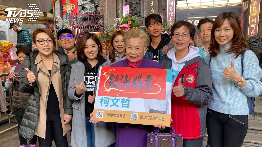 民眾黨參拜新竹都城隍廟　贈千顆包子謝票