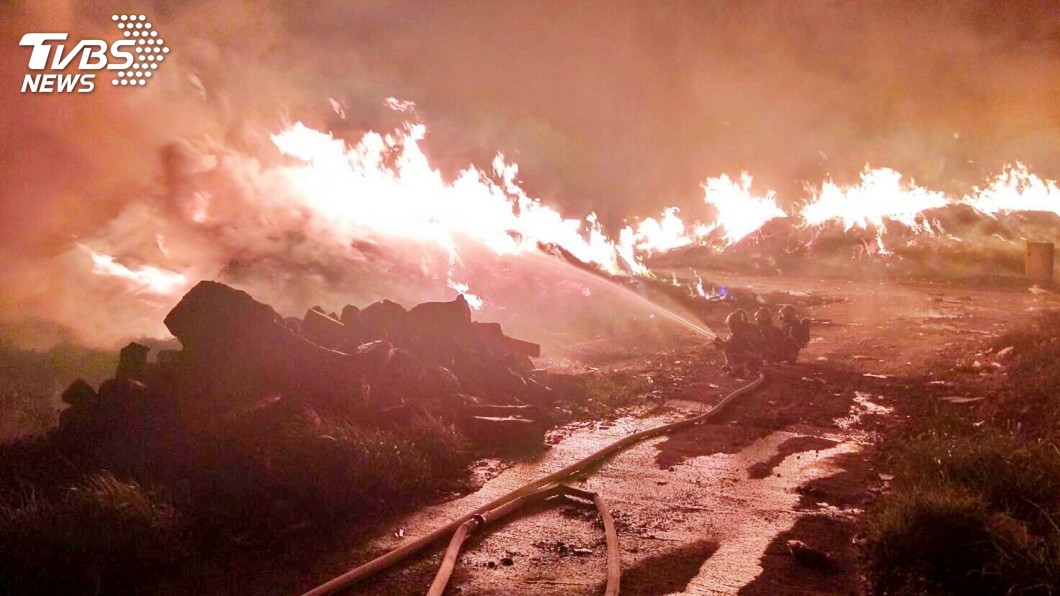 桃園虎頭山垃圾掩埋場深夜大火　濃煙直竄天際