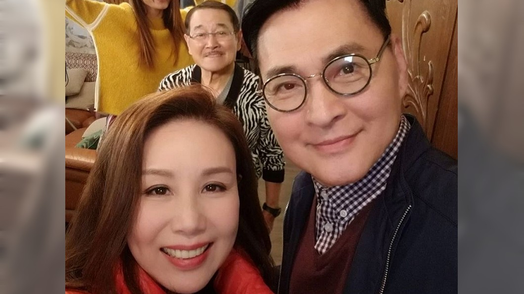 港星文雪兒日前分享和顧冠忠的合照,只見64歲的他歲月不曾在他身上留下痕跡。(圖/翻攝自臉書)