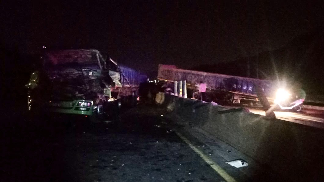 林口凌晨發生死亡車禍 1貨車駕駛傷重不治