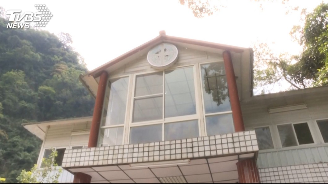 檢方獲報前往道場搜索,逮捕該名自稱聖母的女子和幹部等約10人偵訊,並且起訴建請法官從重量刑。(圖/TVBS)