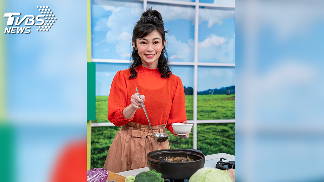 鄭凱云分享私房拿手年菜。圖／TVBS