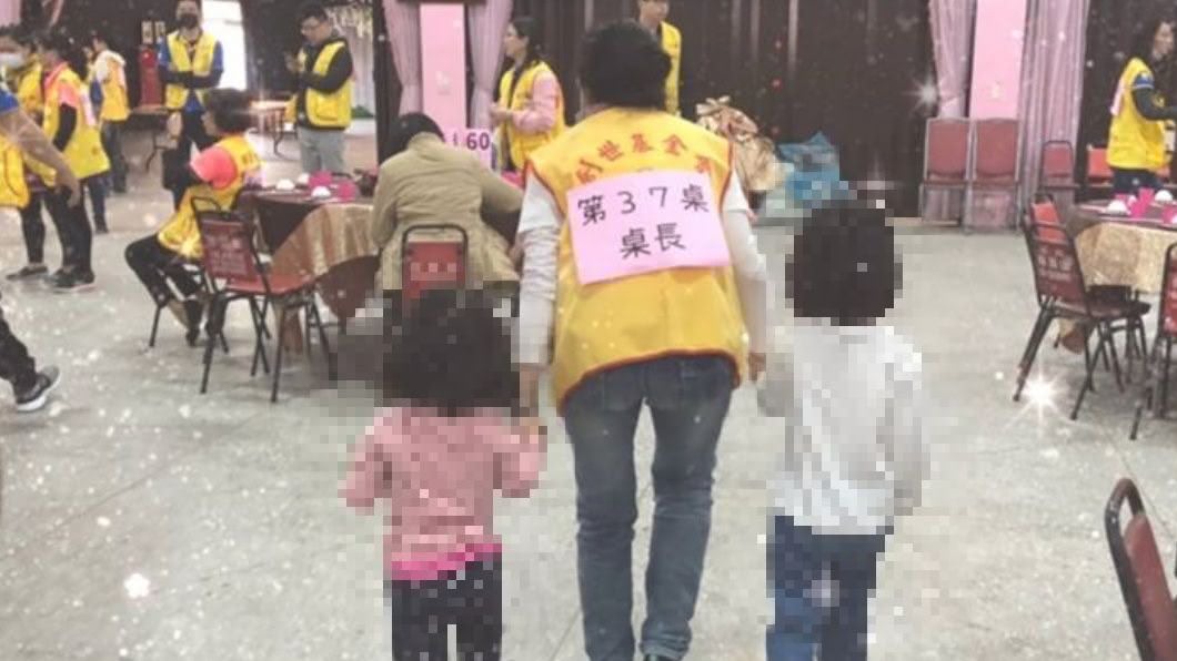 惹鼻酸!爸坐牢…兩姊妹吃愛心尾牙狂嗑 沒搶到水果大哭