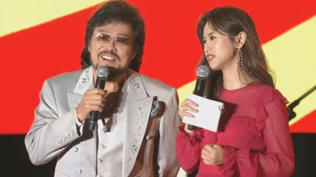 張菲和Sandy吳姍儒今主持鴻海尾牙。(圖/翻攝自郭台銘臉書)