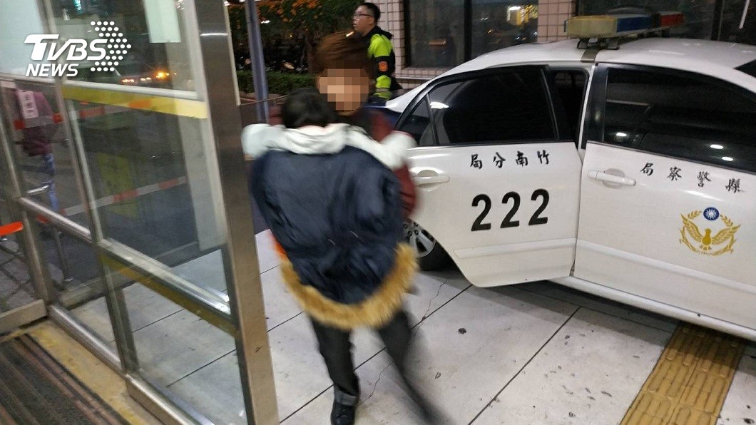 4歲女心臟病發 母路邊攔警車「連闖20紅燈」開道救命