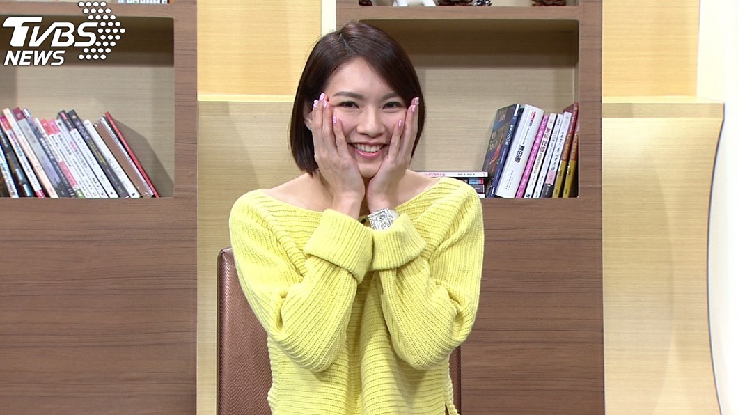 44歲林佳儀被讚凍齡,害羞撫臉。(圖/年代提供)