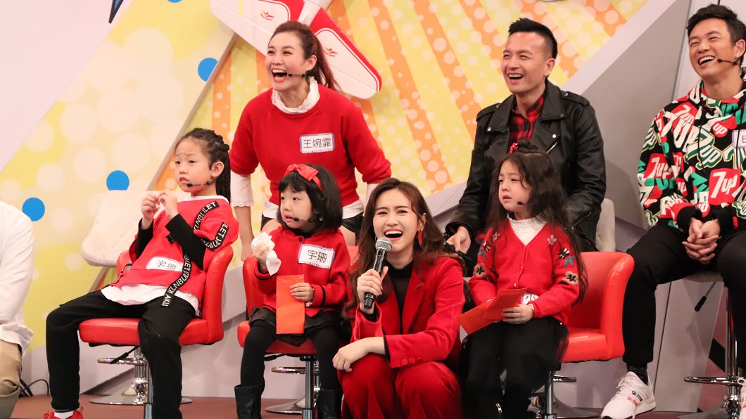 劉畊宏3個孩子玩遊戲時面色凝重。(圖／中天綜合台提供)