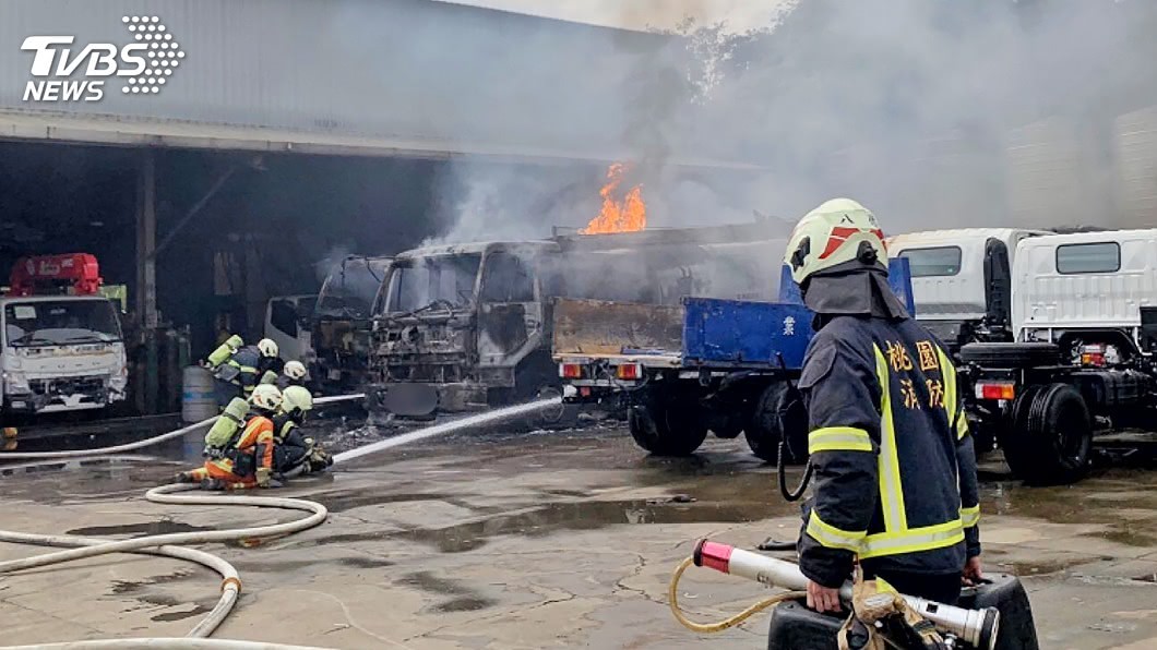 桃園八德工廠火警 11輛大型車受損、1人灼傷