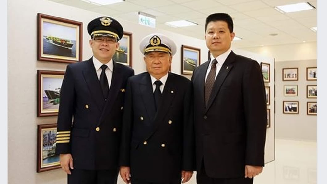 長榮集團創辦人張榮發(圖中)生前罹患肝癌。(圖/翻攝自張國煒臉書)