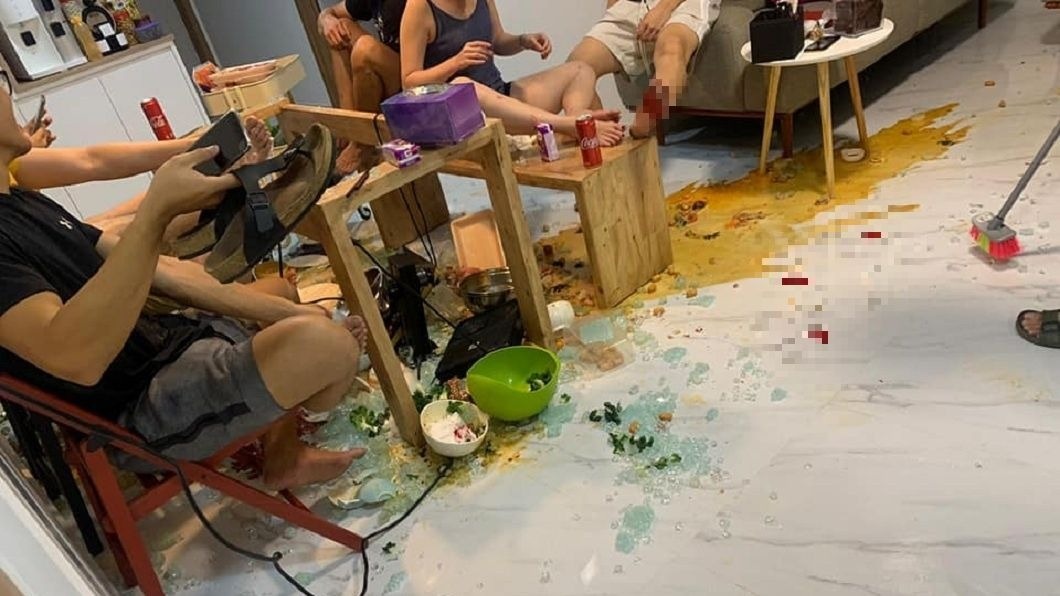 圍爐吃火鍋變調!鋼化玻璃餐桌突爆裂 湯血混灑超狼狽