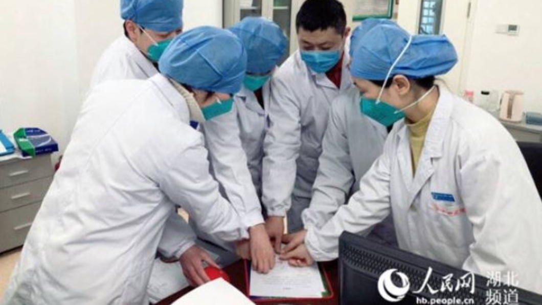 武漢肺炎燒!7醫「齊蓋紅手印」請戰:不計生死自願加入