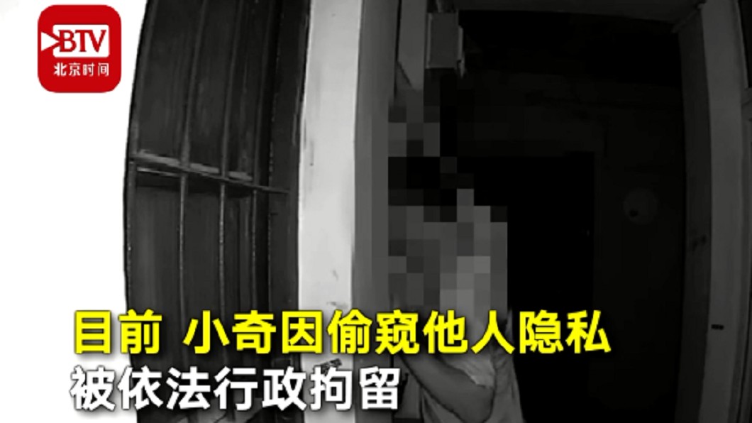 李女深夜總是聽到家門前傳來傳出聲響。(圖/翻攝自時間視頻)