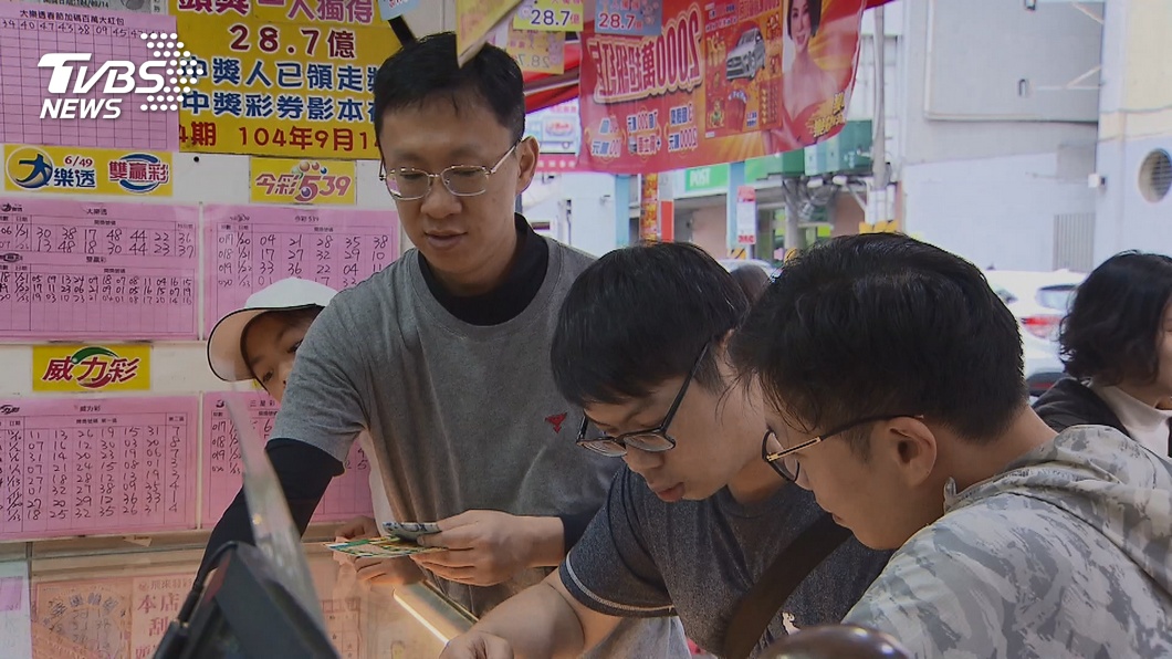 旅館員工拿小費買刮刮樂 用客人房號選號中百萬