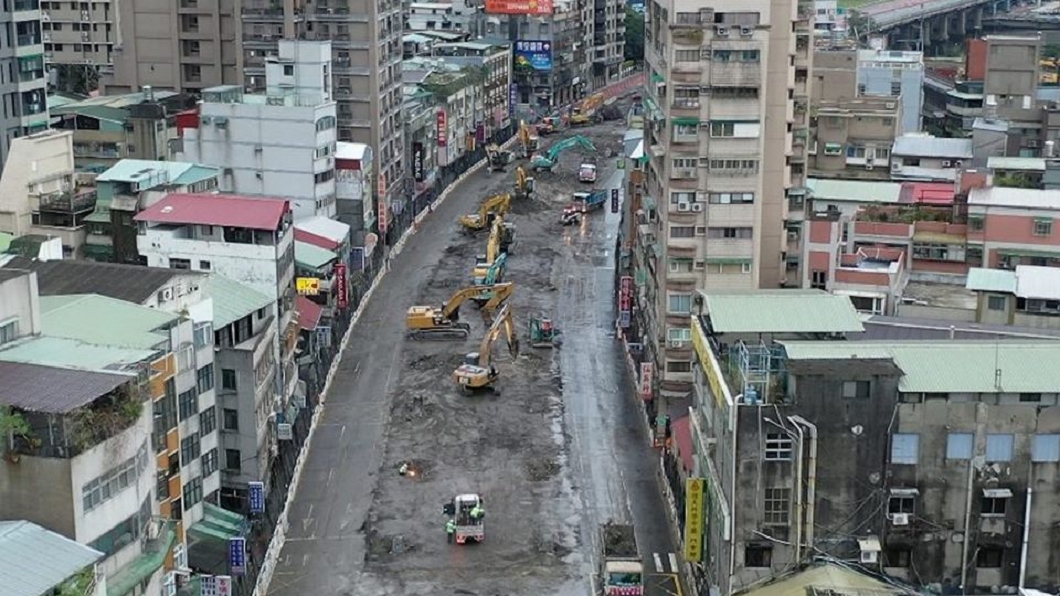 北市府僅用15小時就將中正橋重慶南路引道拆除。(圖/翻攝自柯文哲臉書)