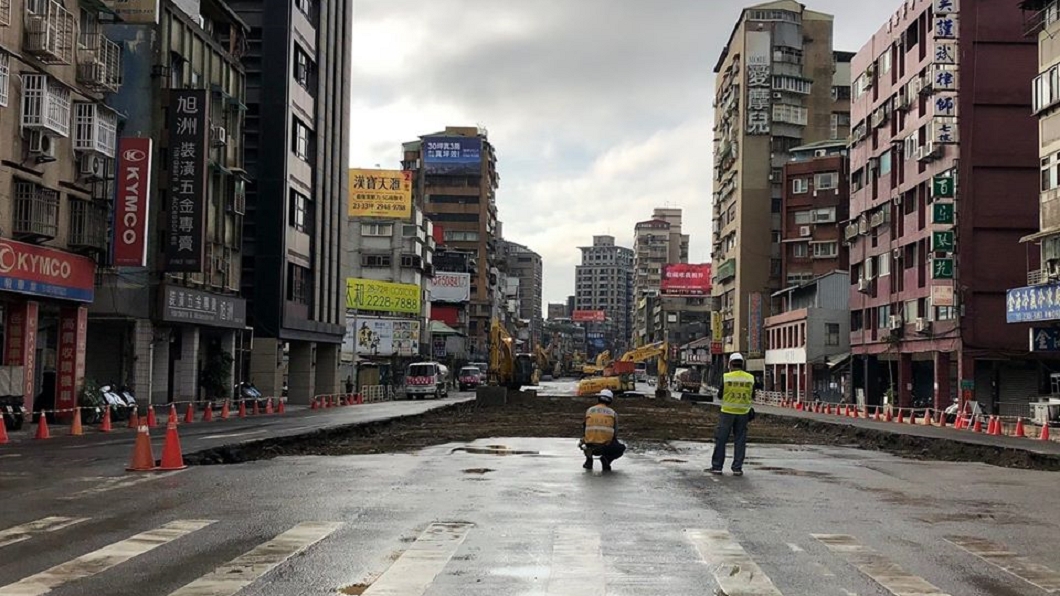 北市府僅用15小時就將中正橋重慶南路引道拆除。(圖/翻攝自柯文哲臉書)