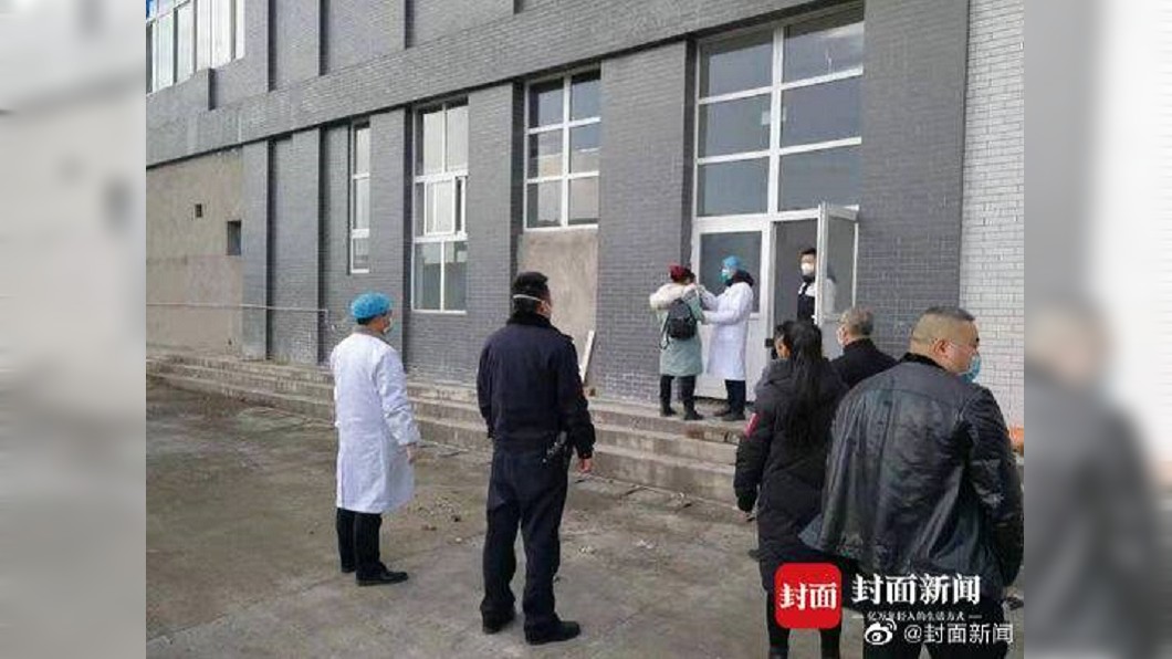 1名湖北武漢張姓女子日前回四川洪雅縣老家過年。當地村鎮幹部要求她自家隔離，卻反嗆對方「我沒病」。(圖／翻攝自封面新聞)