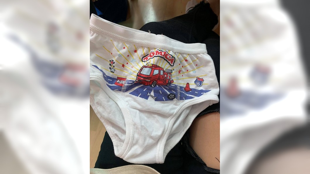 原PO不小心掏出兒子的內褲。(圖/翻攝自爆怨公社)