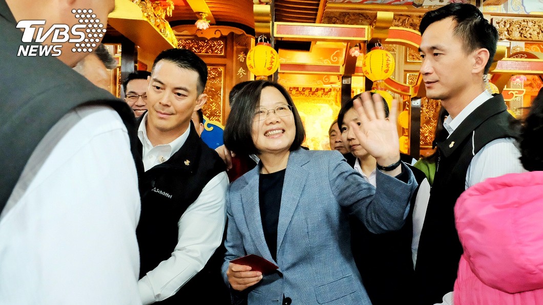 蔡總統春節拜年「沒口罩」被酸　總統府回應了
