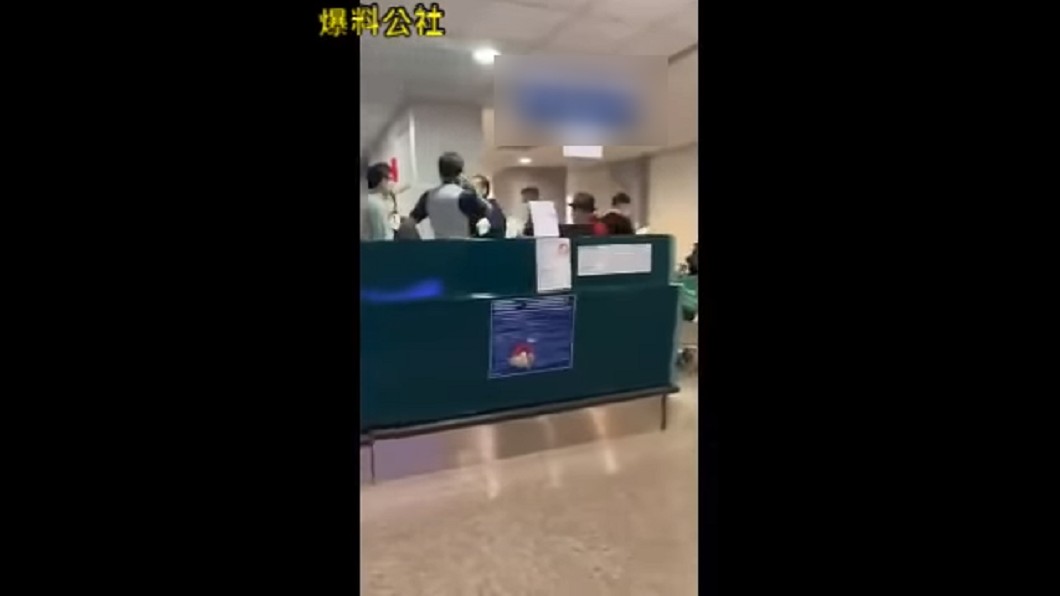 未戴口罩的大叔飆罵地勤人員。(圖／翻攝自YouTube《爆料公社官方頻道》)