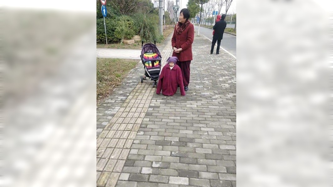 阿嬤怕孫冷!童被包好包滿變肉粽 「超厭世臉」網全笑瘋