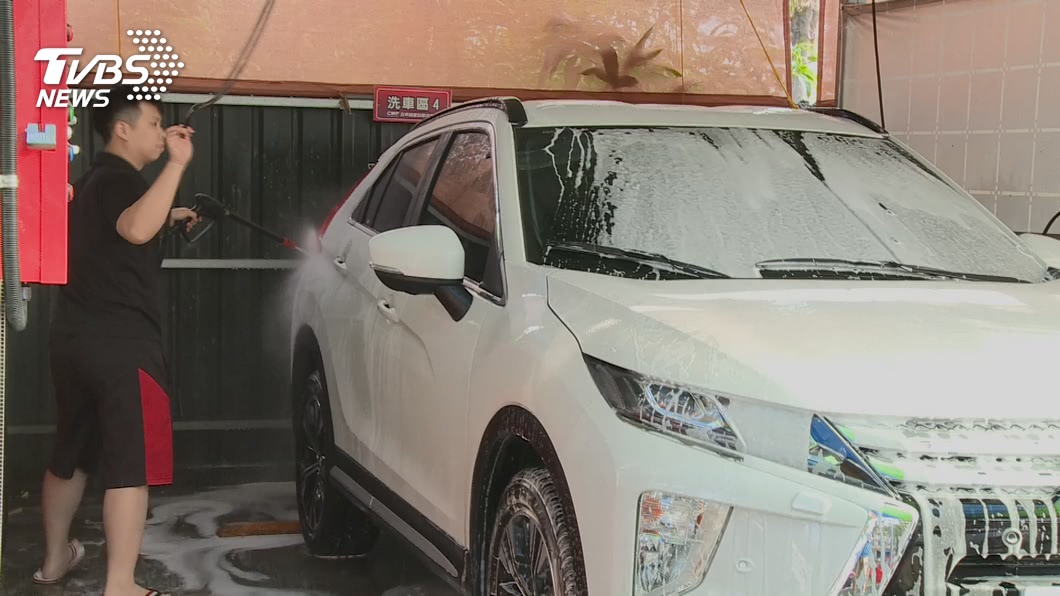 尪拿千鈔洗車「錢包剩2百」　老司機歪樓：確定只洗車？