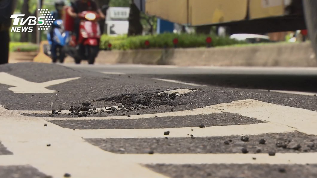 台灣的道路品質不一,時常看到許多道路陷阱,讓用路人陷入危險。(圖片來源/TVBS)