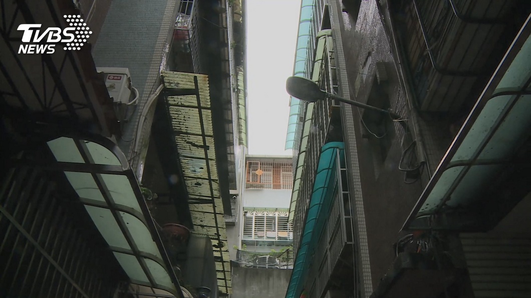 洗澡發現「對面有人」　住戶架電眼揪偷窺狼