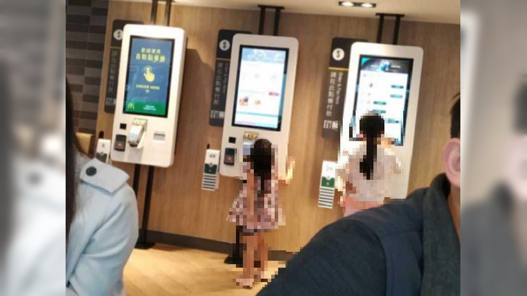放任孩子狂玩點餐機！　媽一看訂單金額臉秒綠