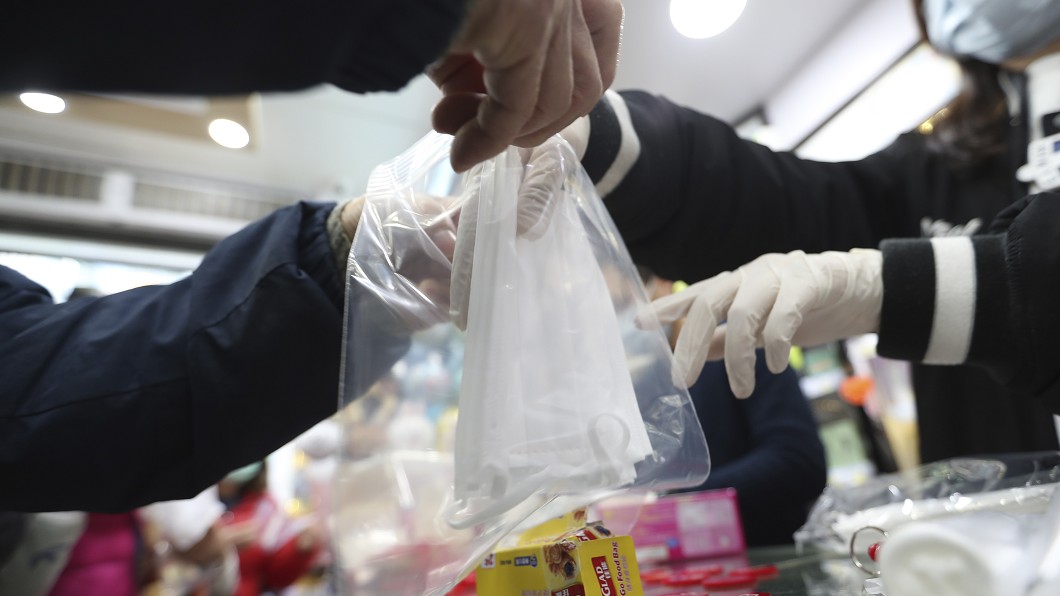 武漢肺炎擴散全球　各國民眾瘋搶口罩防感染
