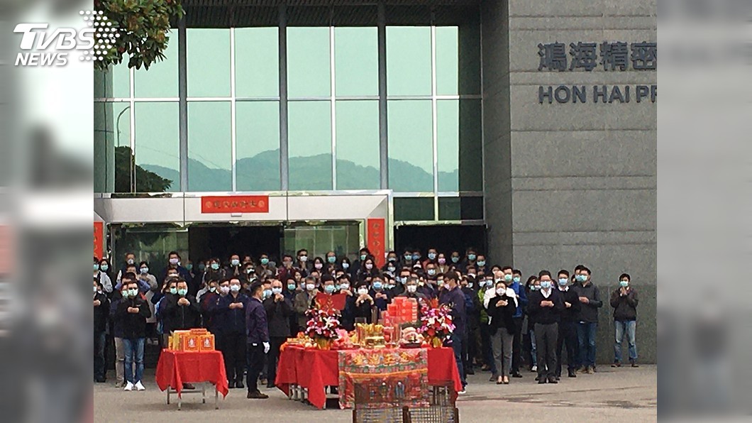 鴻海上午開工劉揚偉主祭　主管員工戴口罩防疫